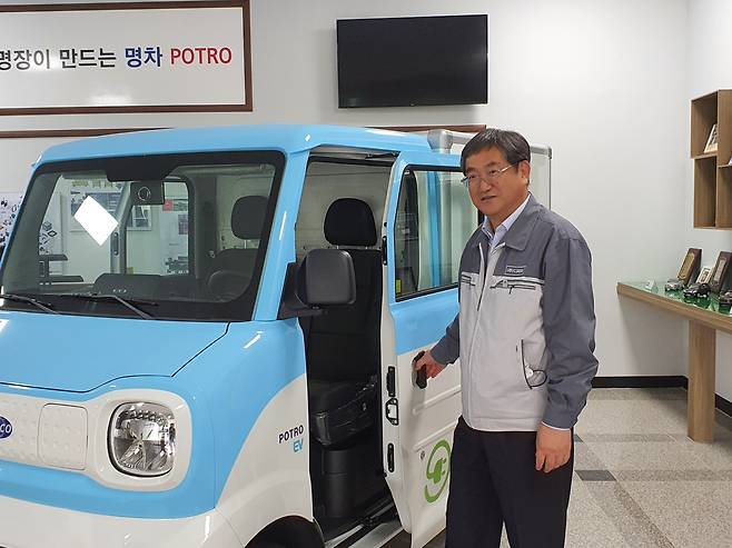 초소형 전기 화물차 포트로를 설명하고 있는 송신근 디피코 대표. /민서연 기자