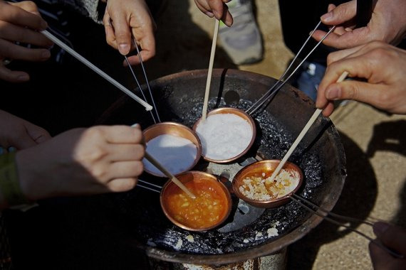 세계적으로 인기를 구가하고 있는 '오징어게임' 드라마에 나오는 아이템 설탕뽑기 '달고나'도 선풍을 일으키고 있다. 사진=대동병원 제공