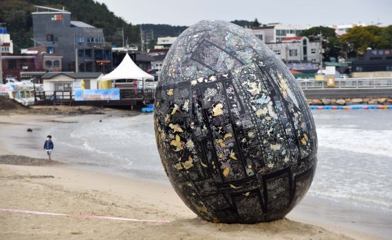 오는 16일 바다미술제가 열리는 일광해수욕장에 설치된 전시작품. 뉴시스