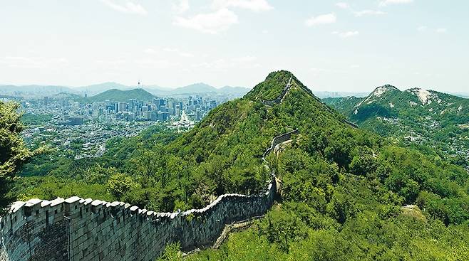 서울시는 한양도성(사진)과 탕춘대성, 북한산성을 하나로 이어 유네스코 세계유산 등재를 추진할 예정이다.