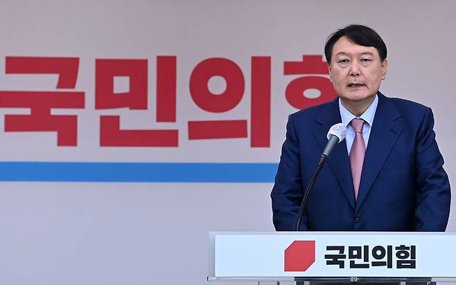 윤석열 전 검찰총장이 14일 경기도 수원시 장안구 국민의힘 경기도당에서 열린 ‘경기도당 주요 당직자 간담회'에서 인사말을 하고 있다. 이날 법원은 지난해 12월 윤 전 총장에게 내려진 정직 2개월 징계가 정당하다고 판결했다. 연합뉴스