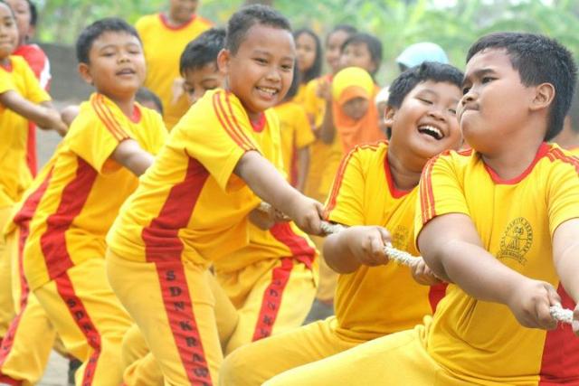 인도네시아 아이들이 줄다리기를 하고 있다. 이슬람인도네시아의대학생협회 제공