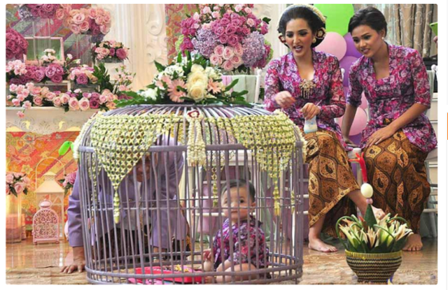 인도네시아 아기가 닭장 안에서 돌잡이를 하고 있다. 카판라기닷컴 캡처