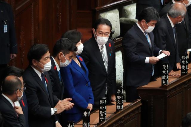 기시다 후미오(가운데) 일본 총리가 14일 중의원 해산이 선포된 후 주변에 있는 의원들과 이야기하고 있다. 도쿄=AP 연합뉴스