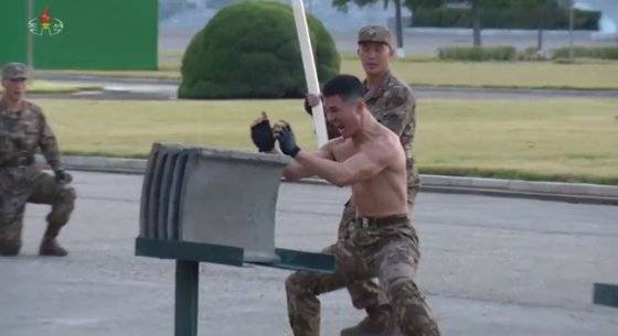 북한 전문 연구원 겸 기자 마틴 윌리엄스가 트위터에 올린 북한의 11일 국방발전박람회 무술 영상. 그는 ″이번 영상은 강렬했다″고 촌평했다. [트위터 캡처]