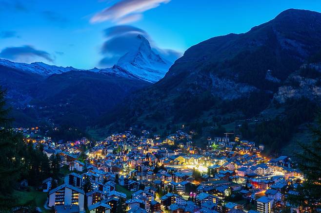 체르마트는 마테호른 기슭에 자리한 산악 관광 도시다. 인구는 5800명가량이지만, 호텔은 110여 개에 이른다. 대부분의 집과 호텔, 상점들이 샬레 풍 전통 가옥의 형태를 하고 있다. 백종현 기자