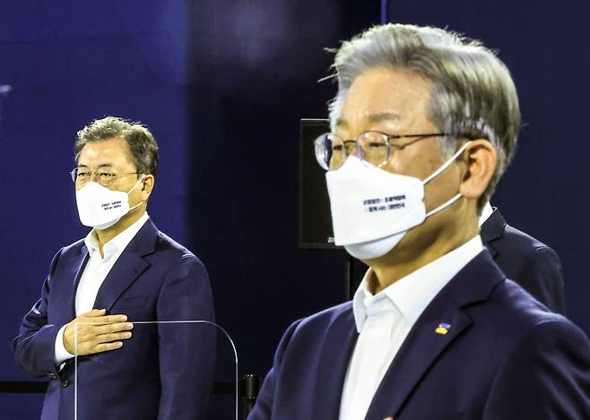 문재인 대통령이 14일 정부세종컨벤션센터 기획전시실에서 열린 '균형발전 성과와 초광역협력 지원전략 보고'에 참석해 국민의례를 하고 있다. 청와대사진기자단