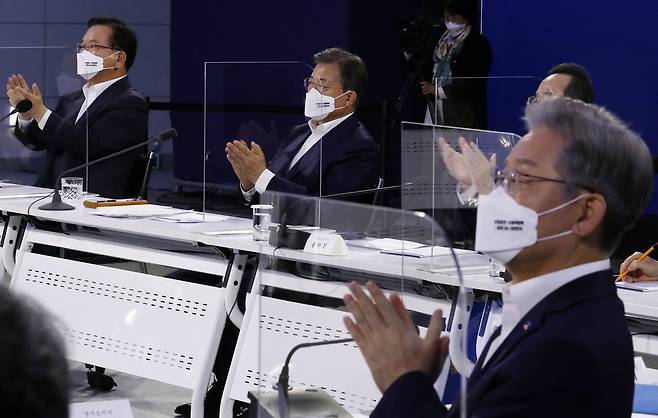 문재인 대통령과 참석자들이 권역별 초광역협력 사례 발표를 듣고 있다. 청와대사진기자단