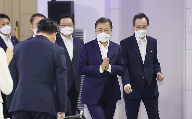 문재인 대통령이 행사장에 입장하고 있다. 연합뉴스