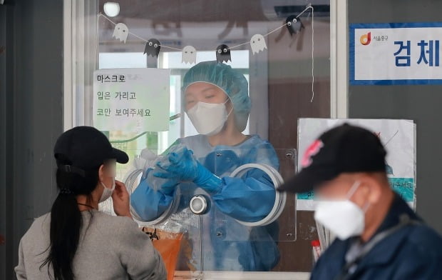 14일 오전 서울 중구 서울역 광장에 마련된 신종 코로나바이러스 감염증(코로나19) 선별진료소에서 한 시민이 코로나19 검사를 하고 있다. /사진=뉴스1