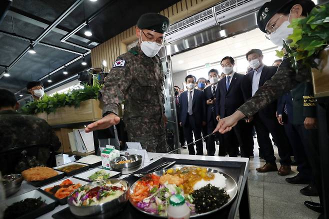 13일 오후 국회 국방위원회의 육군본부에 대한 국정감사에서 의원들이 32사단 병영식당을 방문해 병사들의 식단을 확인하고 있다. 사진공동취재단