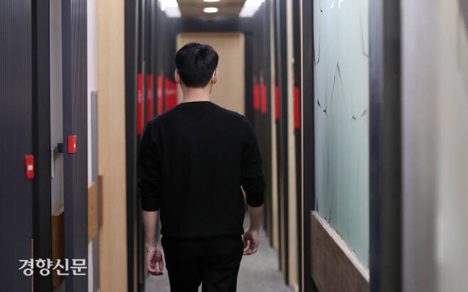 시각장애인 마음보듬사 ‘좋은’씨가 13일 서울 서초구의 한 빌딩에서 마음보듬방으로 걸어가고 있다. 권도현 기자