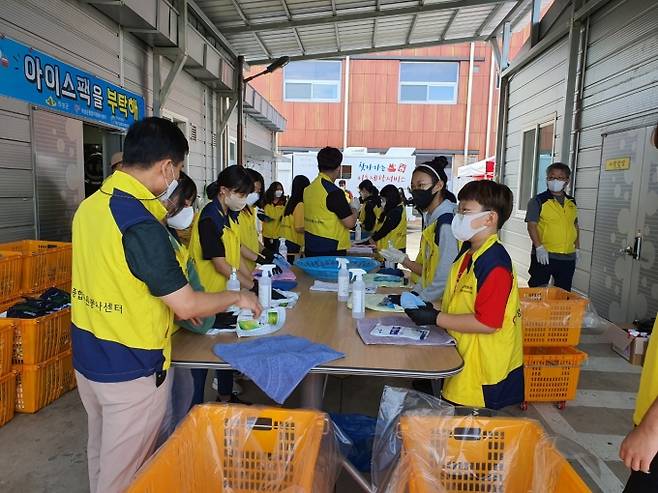 의성군종합자원봉사센터는 한국환경공단에서 주관하는 ‘시민이 주도하는 플라스틱 Free 확산 캠페인’ 우수사례 발표회에서 ‘아이스팩 재활용 캠페인’으로 우수상을 수상했다. (의성군 제공) 2021.10.14