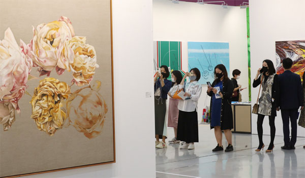 14일 서울 강남구 삼성동 코엑스에서 열린 한국국제아트페어(KIAF)에서 젊은 관람객들과 외국인이 미술 작품을 살펴보고 있다. [이충우 기자]