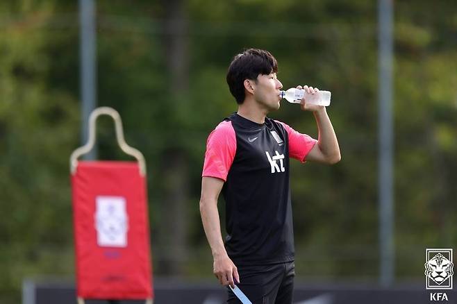 [서울=뉴시스] 정병혁 기자 = 한국 축구대표팀 손흥민이 4일 경기도 파주 트레이닝센터에서 열린 2022 카타르 월드컵 아시아지역 최종예선 대비 훈련에서 물을 마시고 있다. (사진=대한축구협회 제공)  2021.09.04.*재판매 및 DB 금지