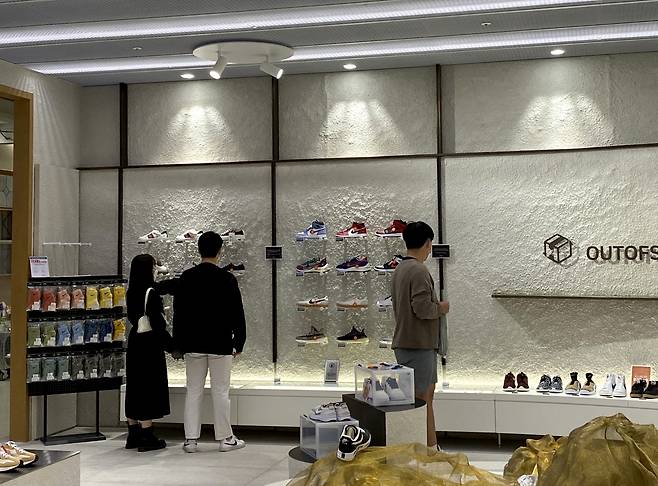 국내 오프라인 유통업계가 MZ세대의 매장 유입을 위해 리셀 트렌드에 적극적으로 대응하고 있다. 사진은 지난해 12월 롯데백화점 영등포점 1층에 입점한 한정판 스니커즈 거래소 ‘아웃오브스탁’의 매장 전경. /사진=아웃오브스탁
