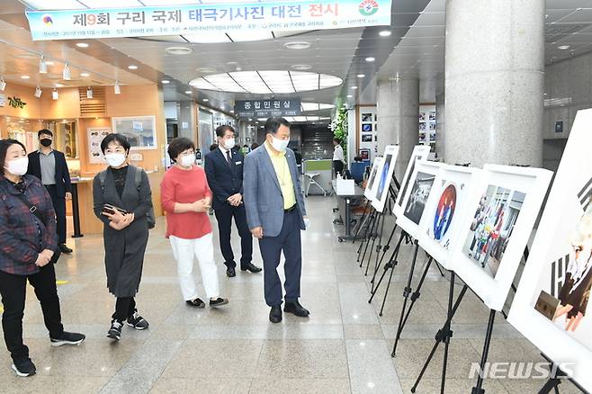 국제 태극기 사진대전 수상작을 둘러보는 안승남 구리시장. (사진=구리시 제공)