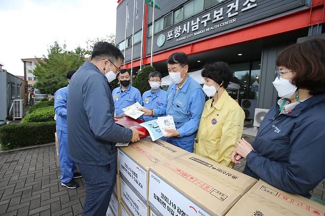 [포항=뉴시스] 강진구 기자 = 포스코는 코로나19 방역 최일선에 있는 보건소 의료진에 감사 메시지와 선물을 전달했다고 14일 밝혔다.사진은 지난 13일 포항시 남구보건소에 감사 손편지와 선물을 전달하고 있는 포항제철소 직원.(사진=포스코 제공) 2021.10.14.photo@newsis.com *재판매 및 DB 금지