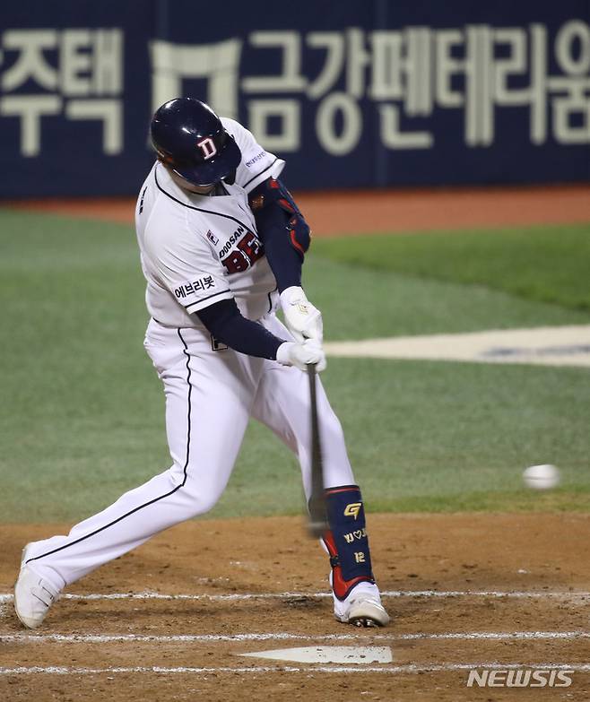 [서울=뉴시스] 고범준 기자 = 13일 오후 서울 송파구 잠실야구장에서 열린 2021 KBO리그 kt wiz와 두산 베어스의 경기, 6회말 2사 2,3루 두산 최용제가 2타점 안타를 치고 있다. 2021.10.13. bjko@newsis.com