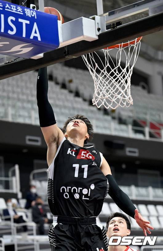 [OSEN=수원, 김성락 기자] 14일 오후 경기도 수원시 서수원칠보체육관에서 ‘2021-2022 KGC 인삼공사 정관장 프로농구’ 수원 KT소닉붐과 대구 가스공사페가수스의 경기가 열렸다.1쿼터, KT 양홍석이 골밑슛을 하고 있다. 2021.10.14&nbsp;/ ksl0919@osen.co.kr