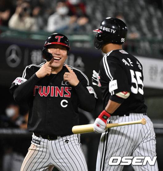 [OSEN=부산, 이대선 기자]6회초 2사 2루에서 LG 채은성이 좌월 투런 홈런을 치고 김현수의 축하를 받고 있다. 2021.10.14 /sunday@osen.co.kr