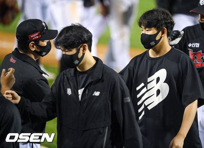 [OSEN=잠실,박준형 기자]경기종료 후 시즌 6승 거둔 KT 소형준이 이강철 감독과 하이파이브를 하고 있다.   2021.10.14 / soul1014@osen.co.kr