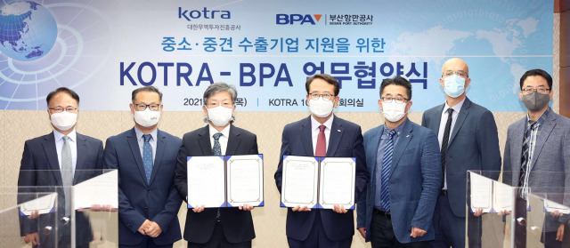 부산항만공사와 대한무역투자진흥공사가 BPA 해외 물류센터를 KOTRA의 해외 공동물류센터로 지정하는 협약을 맺고 기념촬영을 하고 있다./사진제공=부산항만공사