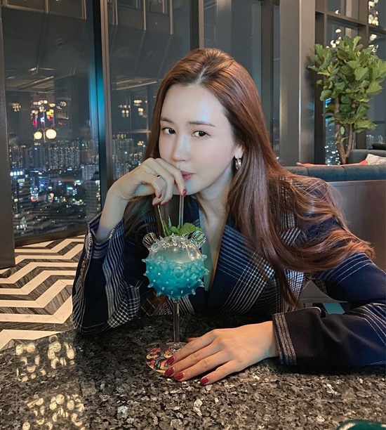 Lee Da-hae said on his 14th day instagram, The second Jamsil date. Why did we eat so much that day?We will get fat, he wrote and shared memories with his acquaintances.The photo, which was released together, shows Lee Da-hae, who spends a relaxing time eating delicious food in a luxurious restaurant.Especially Lee Da-haes happy appearance, which holds a large bouquet of flowers in his arms, attracts attention.Meanwhile, Lee Da-hae is in public with singer Seven.Photo: Lee Da-hae Instagram