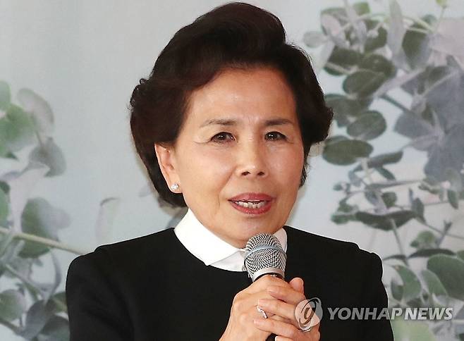 가수 이미자 지난 2019년 열린 데뷔 60주년 기념 음반 및 신곡 발표회 모습 [연합뉴스 자료사진]