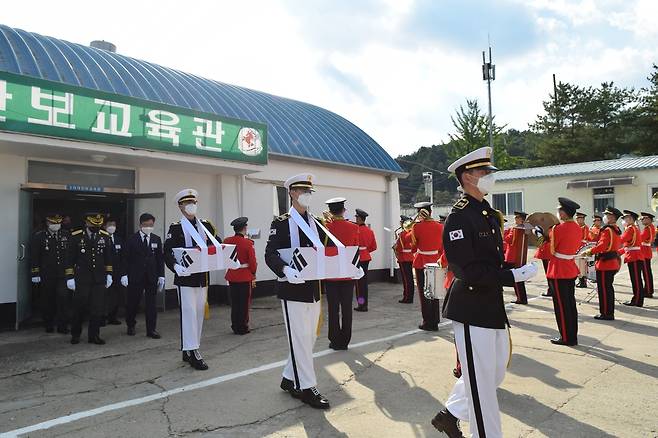 36사단, 한국전쟁 전사자 합동 영결식 거행     (원주=연합뉴스) 육군 제36보병사단은 14일 천마대대에서 6·25 전사자 합동 영결식을 하고 조국을 위해 전사한 선배 전우의 넋을 위로했다. 사진은 유해를 운구하고 있다. 2021.10.14 [36사단 제공·재판매 및 DB 금지]