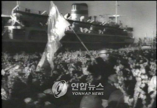 1960년 북송사업에 참여한 재일 조선인 등을 태우고 있는 북한 선박 '만경봉'호. [연합뉴스 자료사진]