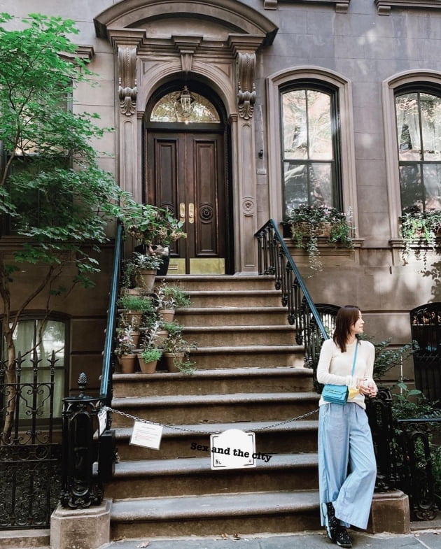 Actor Son Tae-young showed off his slender figure.Son Tae-young wrote on his Instagram account on Saturday: Its a hot spot you cant just walk past.Even then, I still like it so much ~ #andjustlikeat Expectations #sexandthecity # Carianni House .In the photo, Son Tae-young stands in front of a building with an antique look; this is Carries home, the main character of the United States of America drama Sex and the City.The nice look is eye-catching, and even in the usual outfit of a T-shirt and wide pants, it gives off a modelly atmosphere that catches the eye.Son Tae-young married actor Kwon Sang-woo in 2008 and has one male and one female.It is reported that he is currently staying at United States of America.
