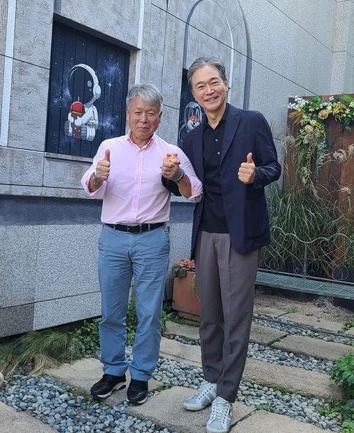 Actor Jeong Bo-seok met mountaineer Eom Hong-gil.On the 15th, he posted two photos on his SNS account with his article. Yesterday, Captain Eom Hong-gil, who finished 14 days of the Himalayas 8,000 meters peak, visited me.I think it will be more big thanks to the energy of my mother, who is also the teacher of the son universe who is making bread. Thank you.The information-set in the photo is standing alongside Captain Eom Hong-gil and staring at the camera. The two of them smiled and posed.Especially, their affectionate appearance attracted the attention of the warm atmosphere.Meanwhile, Jeong Bo-seok appeared on KBS 2TV drama Oh! Samgwang Villa! which ended in March. Currently, he runs a bakery located in Seongbuk-gu, Seoul.