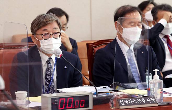 채희봉 하국가스공사 사장이 15일 국회 산업통상자원중소벤처기업위원회 국정감사에서 의원들 질의에 다ㅣ뼌하고 있다.(사진=공동취재사진)