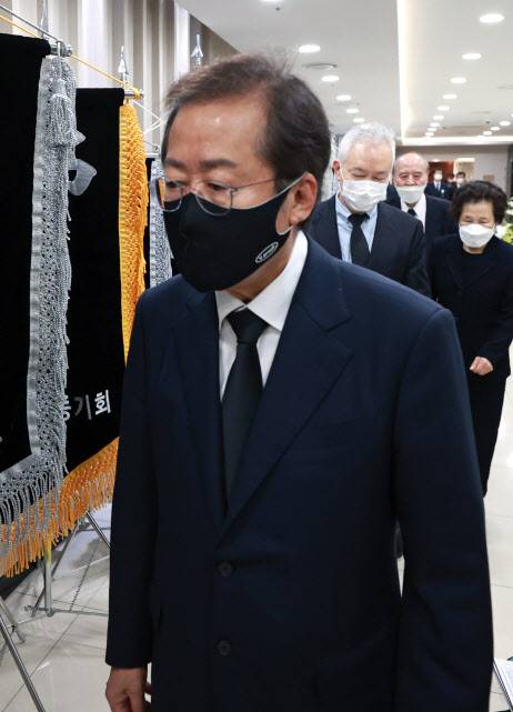 홍준표 국민의힘 의원이 15일 오전 서울 서초구 서울성모병원장례식장에 마련된 고(故) 이완구 전 국무총리 빈소를 방문하고 있다.(사진=연합뉴스)