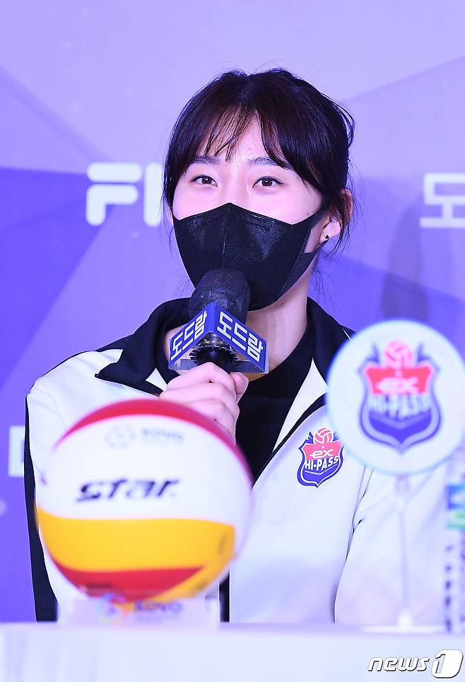 한국도로공사의 박정아가 14일 서울 청담동 리베라호텔에서 열린 도드람 V리그 2021-22시즌 여자부 미디어데이에서 각오를 밝히고 있다. . (한국배구연맹 제공) 2021.10.14/뉴스1