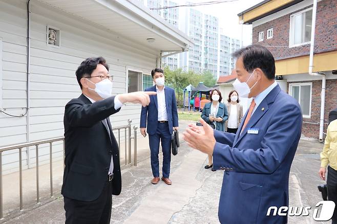 15일 오전 충북 옥천군을 방문한 박범계 법무장관(왼쪽)이 김재종 옥천군수와 대화를 하고 있다. © 뉴스1
