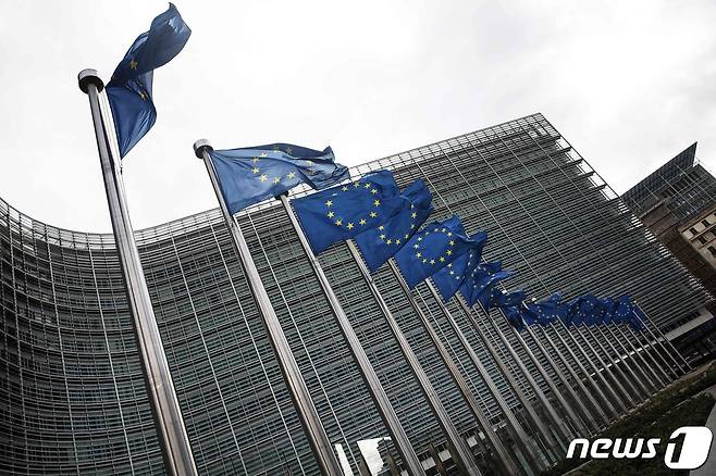 벨기에 브뤼셀 소재 유럽연합(EU) 집행위원회 본부 건물 앞에 게양돼 있는 EU기 © AFP=뉴스1