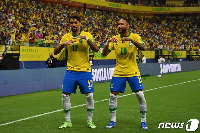 브라질 대표팀의 네이마르(오른쪽)와 루카스 파퀘타가 득점을 합작한 뒤 기쁨의 세리머니를 하고 있다. © AFP=뉴스1