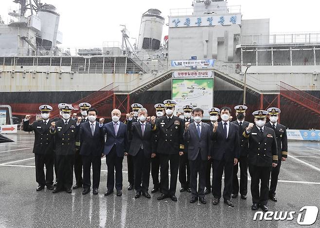 15일 오후 강원 강릉 통일공원 함정전시관 앞에서 김성학 해군 1함대 사령관, 김왕규 강릉부시장, 역대 전북함 함장 등이 참석한 가운데 전북함 해체식이 거행됐다.(강릉시 제공) 2021.10.15/뉴스1