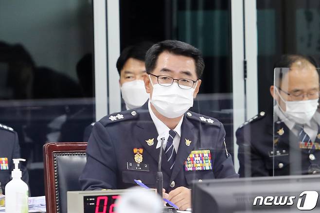 김재규 전남경찰청장이 15일 오후 전남 무안군 전남경찰청에서 열린 국회 행정안전위원회의 전남경찰청에 대한 국정감사에서 질의에 답변하고 있다.(전남경찰 제공)2021.10.15/뉴스1 © News1
