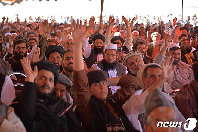 아프가니스탄을 장악한 탈레반이 카불에서 지지자들과 대규모 야외 집회를 벌이고 있다. © AFP=뉴스1 © News1 우동명 기자
