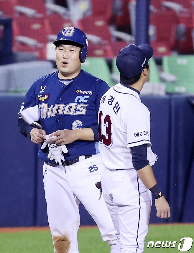 15일 오후 서울 잠실야구장에서 열린 '2021 신한은행 SOL KBO리그' 두산 베어스와 NC 다이노스의 경기, 3회초 1사 주자 없는 상황 NC 양의지가 우중간 3루타를 친 후 3루에서 비디오 판독 후 안도의 한숨을 쉬고 있다. 2021.10.15/뉴스1 © News1 조태형 기자