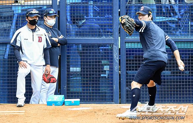 15일 잠실구장에서 열리는 NC와의 경기를 앞두고 두산 곽빈이 불펜 피칭을 소화했다. 그 모습을 지켜보고 있는 정재훈 코치와 김태형 감독. 잠실=박재만 기자 pjm@sportschosun.com/2021.10.15/