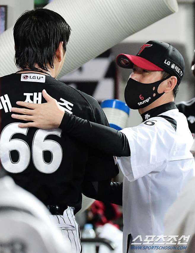 7일 광주 KIA챔피언스필드, KBO리그 LG와 KIA 경기. 7회까지 무실점 호투한 배재준. 8회에도 마운드에 올랐지만 1실점 후 교체됐다. 류지현 감독이 배재준을 격려하고 있다. 광주=정재근 기자 cjg@sportschosun.com/2021.10.7/
