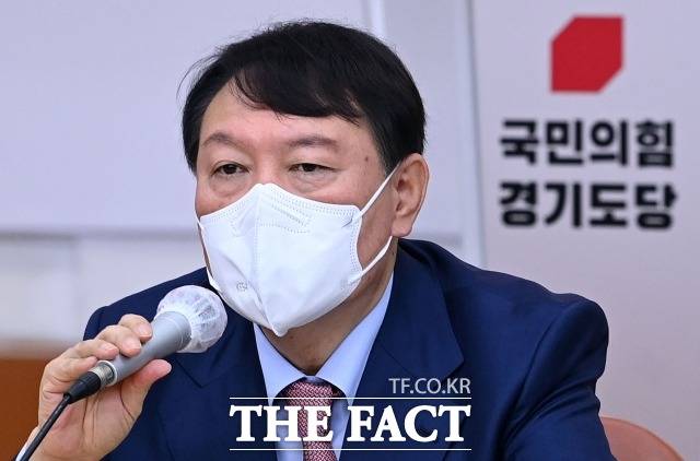 국민의힘 대선주자인 윤석열 전 검찰총장이 14일 오전 경기도 수원시 장안구 국민의힘 경기도당에서 열린 경기도당 주요당직자 간담회에서 당원들의 질의에 답하고 있다. /국회사진취재단