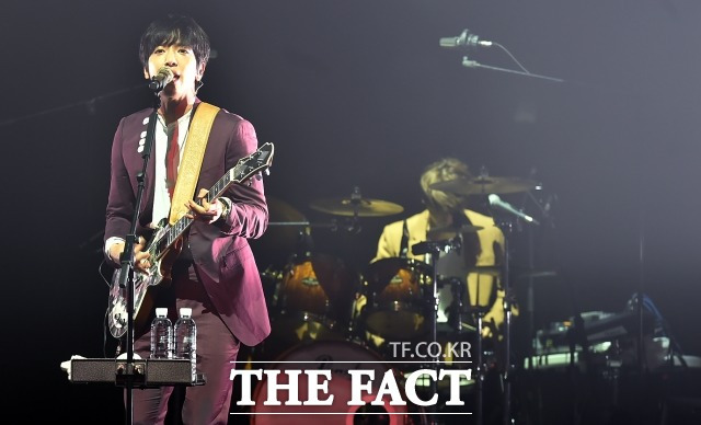 FNC의 대표 그룹 씨엔블루가 이달 말 컴백을 예고했다. 사진은 2015년 씨엔블루가 서울 광진구 광장동 악스코리아에서 열린 두번째 정규앨범 '투게더(2gether)' 발매 기념 쇼케이스에서 공연을 펼치고 있는 모습. /더팩트 DB