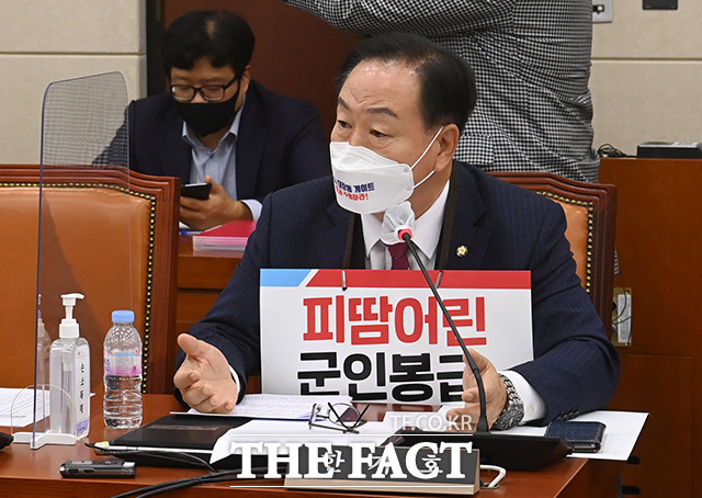 한기호 국민의힘 의원이 목에 피켓을 걸고 발언하고 있다.