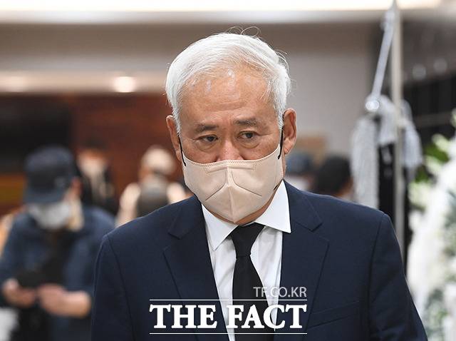 홍성열 마리오아울렛 회장이 15일 오후 서울 서초구 서울성모병원 장례식장에 마련된 고 이완구 전 국무총리의 빈소를 찾아 조문한 뒤 이동하고 있다. /이동률 기자