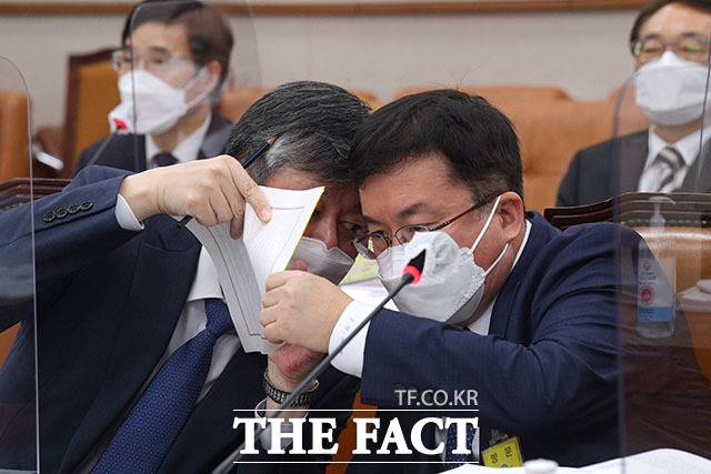 김광태 서울고등법원장(앞줄 왼쪽)과 성지용 서울중앙지방법원장(오른쪽)이 15일 오후 서울 여의도 국회에서 열린 법제사법위원회의 서울고등법원, 서울행정법원 등에 대한 국정감사에 출석해 귀엣말을 하고 있다. 뒷줄 왼쪽엔 문준용 씨 재판과 관련한 질의에 답변하는 김용철 서울남부지방법원장. /국회=남윤호 기자